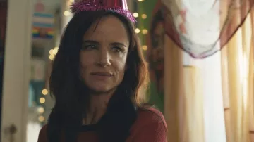 Pull rouge porté par Judy (Juliette Lewis) vu dans la série télévisée Queer as Folk (saison 1 épisode 5)