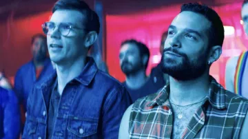 Chemise sans manches à carreaux portée par Noah (Johnny Sibilly) telle que vue dans les tenues de la série télévisée Queer as Folk (saison 1 épisode 8)
