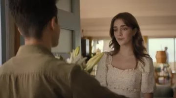 Crop top à volants à manches courtes floral porté par Clare (Talia Ryder) comme on le voit dans les tenues de film Hello, Goodbye et Everything In Between