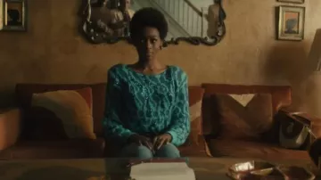 Suéter verde estampado usado por Beauty (Gracie Marie Bradley) como se ve en los atuendos de las películas de belleza