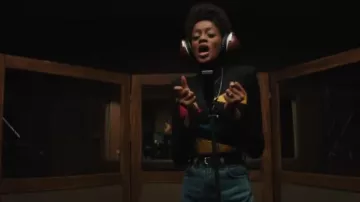 Suéter de corte de estampado geométrico negro usado por Beauty (Gracie Marie Bradley) como se ve en la película de belleza