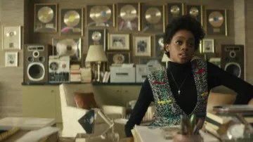 Suéter de cárdigan gris de cuello en V usado por Beauty (Gracie Marie Bradley) en Beauty