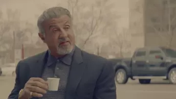 Polo tricoté gris porté par Dwight 'The General' Manfredi (Sylvester Stallone) vu dans la garde-robe de la série télévisée Tulsa King de la saison 1