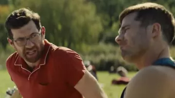 Polo rojo usado por Bobby Leiber (Billy Eichner) como se ve en Bros