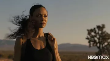 Débardeur noir porté par Maeve Millay (Thandie Newton) tel que vu dans les tenues de la série télévisée Westworld (Saison 4 Episode 1)