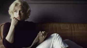 Turtleneck sweater worn by Norma Jeane / Marilyn Monroe (Ana de Armas) in Blonde movie outfits