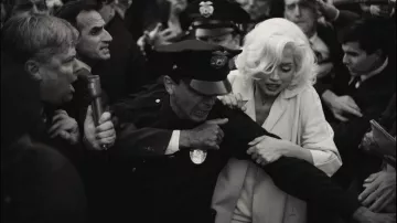 Fluid oversize blaser jacket worn by Norma Jeane (Ana de Armas) as seen in Blonde