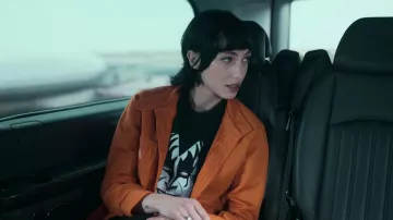 Chaqueta blazer naranja usada por Regina (Devon Ross) en Irma Vep (Temporada 1 Episodio 1)