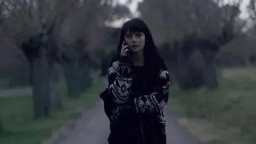 La veste doudoune mouton  àmotifs nordiques de Ludovica Storti (Alice Pagani) dans la série Baby (Saison 3 Épisode 5)