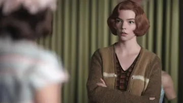 Cardigan en fourrure brune porté par Beth Harmon (Anya Taylor-Joy) comme on le voit dans les tenues de la série télévisée The Queen’s Gambit (saison 1)