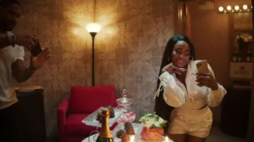 Chaqueta blanca con cremallera y pantalones cortos usados por Keyshawn (Shannon Thornton) en P-Valley Wardrobe (Temporada 2 Episodio 3)