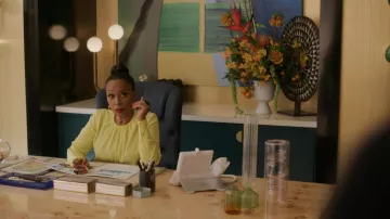 Camisa de blusa amarilla usada por Patricia (Jenifer Lewis) como se ve en el vestuario del programa de televisión I Love That for You (Temporada 1 Episodio 8)