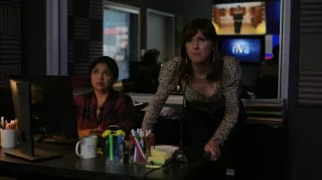 Haut imprimé Cheetah porté par Jackie Stilton (Molly Shannon) comme on le voit dans les tenues de la série télévisée I Love That for You (Saison 1 Episode 8)