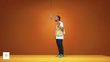 Nike Sneakers portées par ELHAE dans le clip de KNOW | UN SPECTACLE DE COULEURS