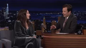 Blazer en velours et pantalon porté par Sara Bareilles dans The Tonight Show Starring Jimmy Fallon