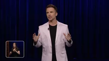 Blazer Jaket porté par D.J. Demers vu dans The Tonight Show Starring Jimmy Fallon