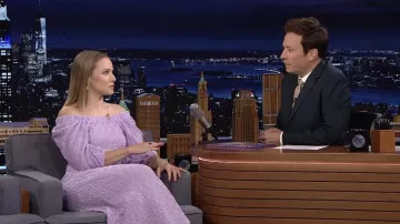 Robe à épaules Lilas off portée par Kristen Bell dans The Tonight Show Starring Jimmy Fallon le 20 juin 2022