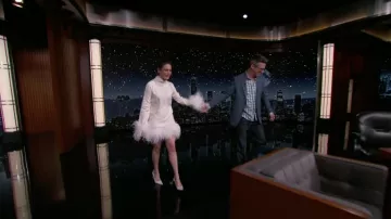 Robe en plumes blanches portée par Jenny Slate comme on le voit dans Jimmy Kimmel Live! sur juin 20, 2022