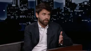 Veste blazer à carreaux portée par Cooper Raiff comme on le voit dans Jimmy Kimmel Live!