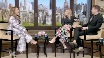 Pantalon patchwork et blazer portés par Vanessa Williams en LIVE avec Kelly et Ryan