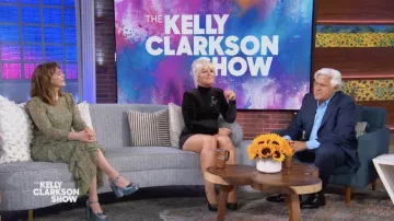 Robe midi noire à col roulé portée par Cam comme on le voit dans The Kelly Clarkson Show
