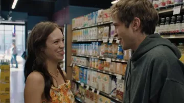 Vestido naranja floral off shoulder usado por Becca (Claudia Sulewski) como se ve en los atuendos de la película I Love My Dad