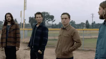 Camel Zip Jacket porté par Joshua 'J' Cody (Finn Cole) comme on le voit dans les tenues Animal Kingdom (S06E02)