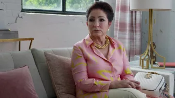 Bolso blanco Gucci usado por Ingrid Herrera (Gloria Estefan) como se ve en Padre de la novia