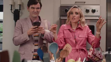 Fendi Bolso estampado en rosa de Natalie Vance (Chloe Fineman) en Padre de la novia