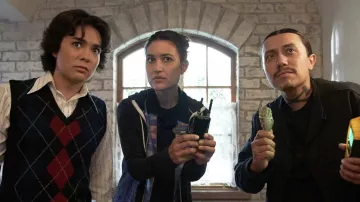 Pull à capuche zippé imprimé porté par Sally (Julia Jones) tel que vu dans les tenues de la série télévisée Rutherford Falls (saison 2 épisode 1)