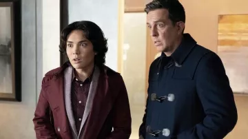 Trench-coat bourguignon porté par Bobbie Yang (Jesse Leigh) vu dans la série télévisée Rutherford Falls (saison 2 épisode 5)