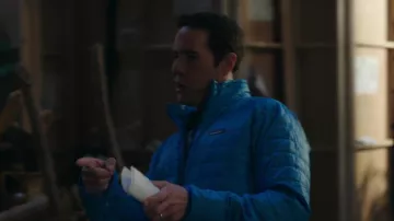 Patagonia Blue Quilted Down Jacket porté par Cox Whitley (Jon Barinholtz) dans l’émission de télévision Rutherford Falls (S02E05)
