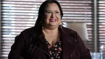 Veste zippée bordeaux portée par Reagan Wells (Jana Schmieding) telle que vue dans les tenues de la série télévisée Rutherford Falls (saison 2 épisode 8)