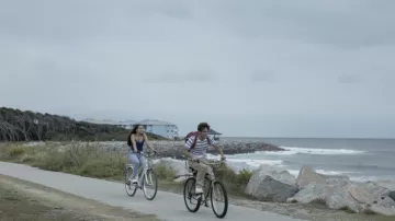 T-shirt rayé porté par Cam (David Iacono) comme on le voit dans la garde-robe de la série télévisée The Summer I Turned Pretty (S01E05)