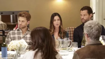 Chemise en flanelle portée par Liam Walker (Keegan Allen) vue dans la garde-robe de la série télévisée Walker (saison 2 épisode 19)