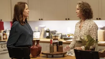 Chemise chemisier imprimée portée par Abeline Walker (Molly Hagan) telle que vue dans la garde-robe de la série télévisée Walker (saison 2 épisode 19)