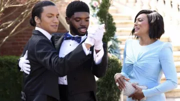 Pearled Clutch porté par Lorraine Swift (April Parker Jones) vu dans la garde-robe de la série télévisée Tom Swift (saison 1 épisode 5)