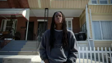 Adidas original crewneck sweats porté par Organizm (Da’Jour Jones) comme vu dans Players (S01E02)