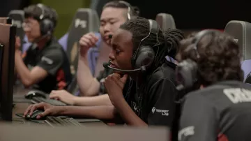 Casque de jeu utilisé par Organizm (Da’Jour Jones) vu dans l’émission de télévision Players (S01E02)
