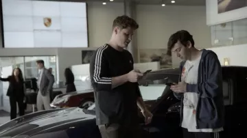 T-shirt Banana Print porté par Creamcheese (Misha Brooks) vu dans la garde-robe de l’émission de télévision Players (S01E03)