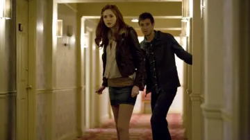 Veste en cuir portée par Amy Pond (Karen Gillan) telle que vue dans les tenues de la série télévisée Doctor Who (saison 6 épisode 11)