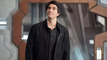 Veste zippée noire portée par Ray Palmer (Brandon Routh) telle que vue dans la garde-robe de la série télévisée Legends of Tomorrow de DC (saison 5 épisode 8)