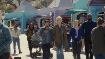 Kaki vert marron cascade drapé veste trench short porté par Deborah Vance (Jean Smart) dans l’émission de télévision Hacks (S02E05)