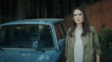 Veste vert olive portée par Kath (Winona Ryder) comme on le voit dans les tenues du film Gone in the Night