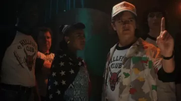 Sudadera de patchwork Star-Spangled Banner usada por Erica Sinclair (Priah Ferguson) como se ve en Stranger Things (Temporada 4)