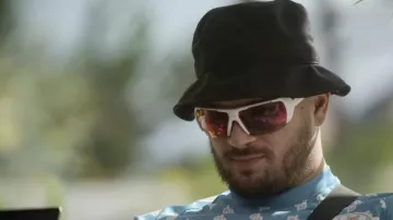 Les lunettes de soleil blanches portées par Jul dans Nouvelle école