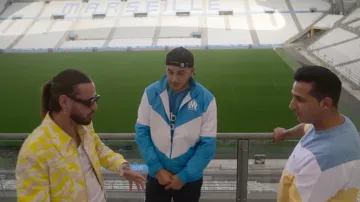 La veste camouflage blanche et jaune portée par SCH dans Nouvelle école (Saison 1 Episode 1)