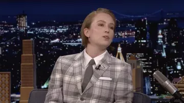 Veste blazer gris plaid portée par Hannah Einbinder dans The Tonight Show Starring Jimmy Fallon le 21 juin 2022