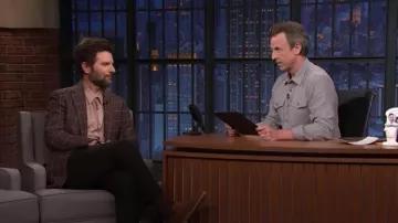 Veste blazer marron à carreaux portée par Adam Scott comme on le voit dans Late Night with Seth Meyers 