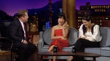 Chemisier à volants porté par Zoë Chao vu dans The Late Late Show avec James Corden